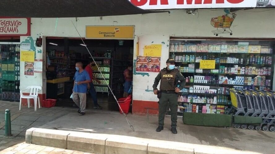 Las autoridades indicaron que en los establecimientos comerciales donde no se exija el carné a los clientes, el aforo será del 75% en el 'Día sin IVA'.. Foto: cortesía Policía Nacional