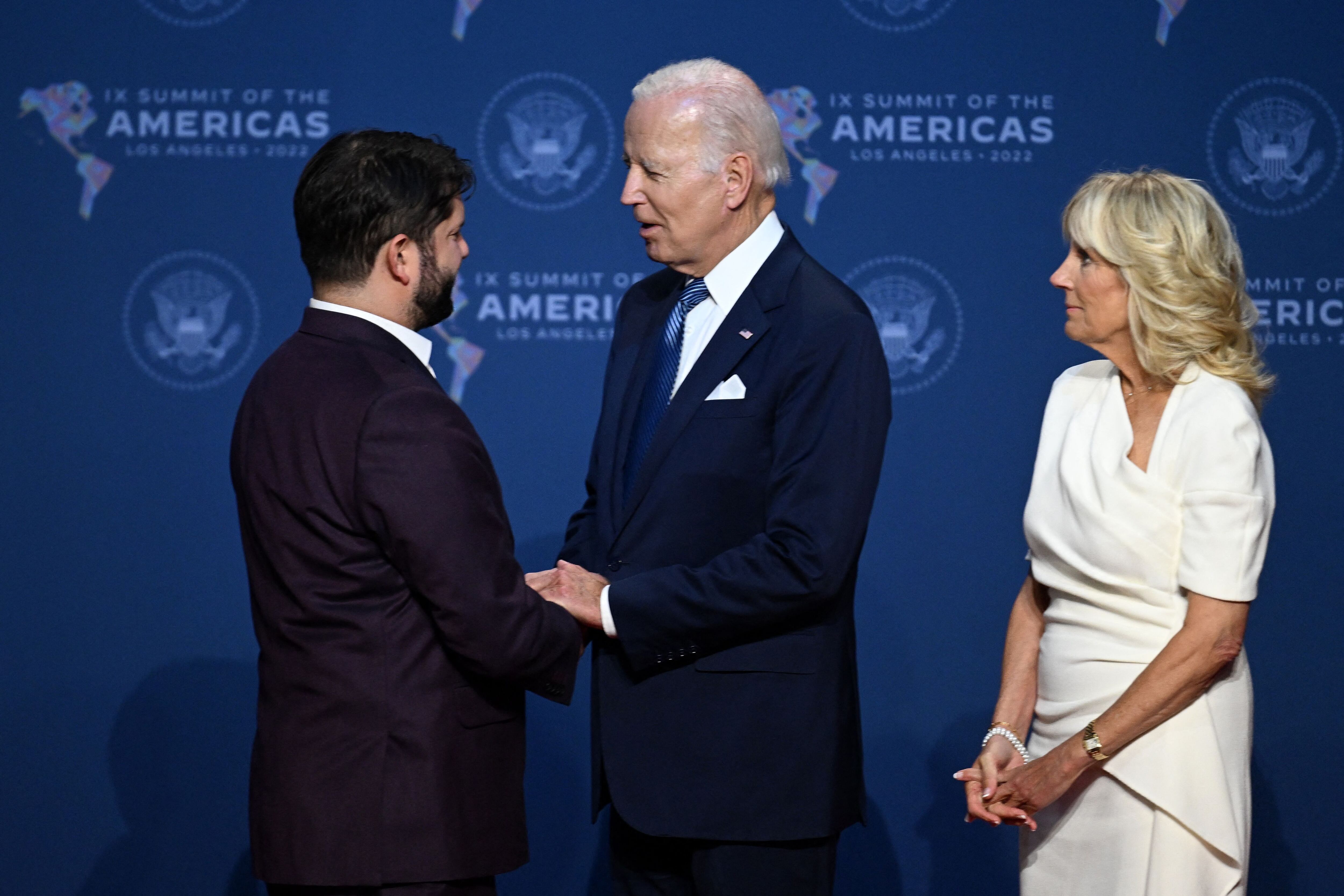 US President Joe Biden (C) and First Lady Jill Biden (R) greet Chile's President Gabriel Boric as he arrives for the 9th Summit of the Americas at the Los Angeles Convention Center in Los Angeles, California on June 8, 2022. (Photo by Jim WATSON / AFP) (Photo by JIM WATSON/AFP via Getty Images)