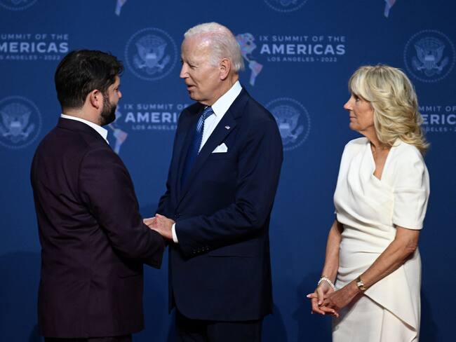 US President Joe Biden (C) and First Lady Jill Biden (R) greet Chile's President Gabriel Boric as he arrives for the 9th Summit of the Americas at the Los Angeles Convention Center in Los Angeles, California on June 8, 2022. (Photo by Jim WATSON / AFP) (Photo by JIM WATSON/AFP via Getty Images)