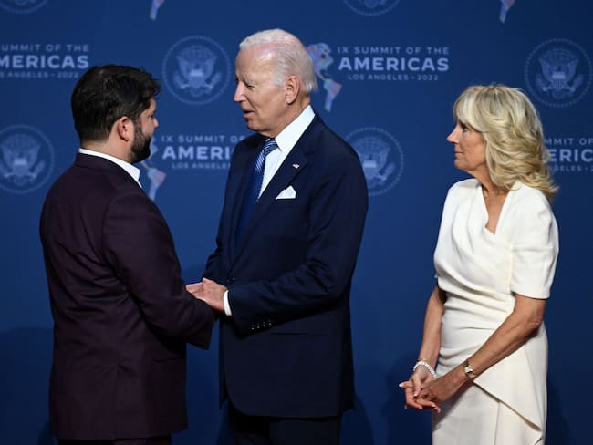 US President Joe Biden (C) and First Lady Jill Biden (R) greet Chile&#039;s President Gabriel Boric as he arrives for the 9th Summit of the Americas at the Los Angeles Convention Center in Los Angeles, California on June 8, 2022. (Photo by Jim WATSON / AFP) (Photo by JIM WATSON/AFP via Getty Images)