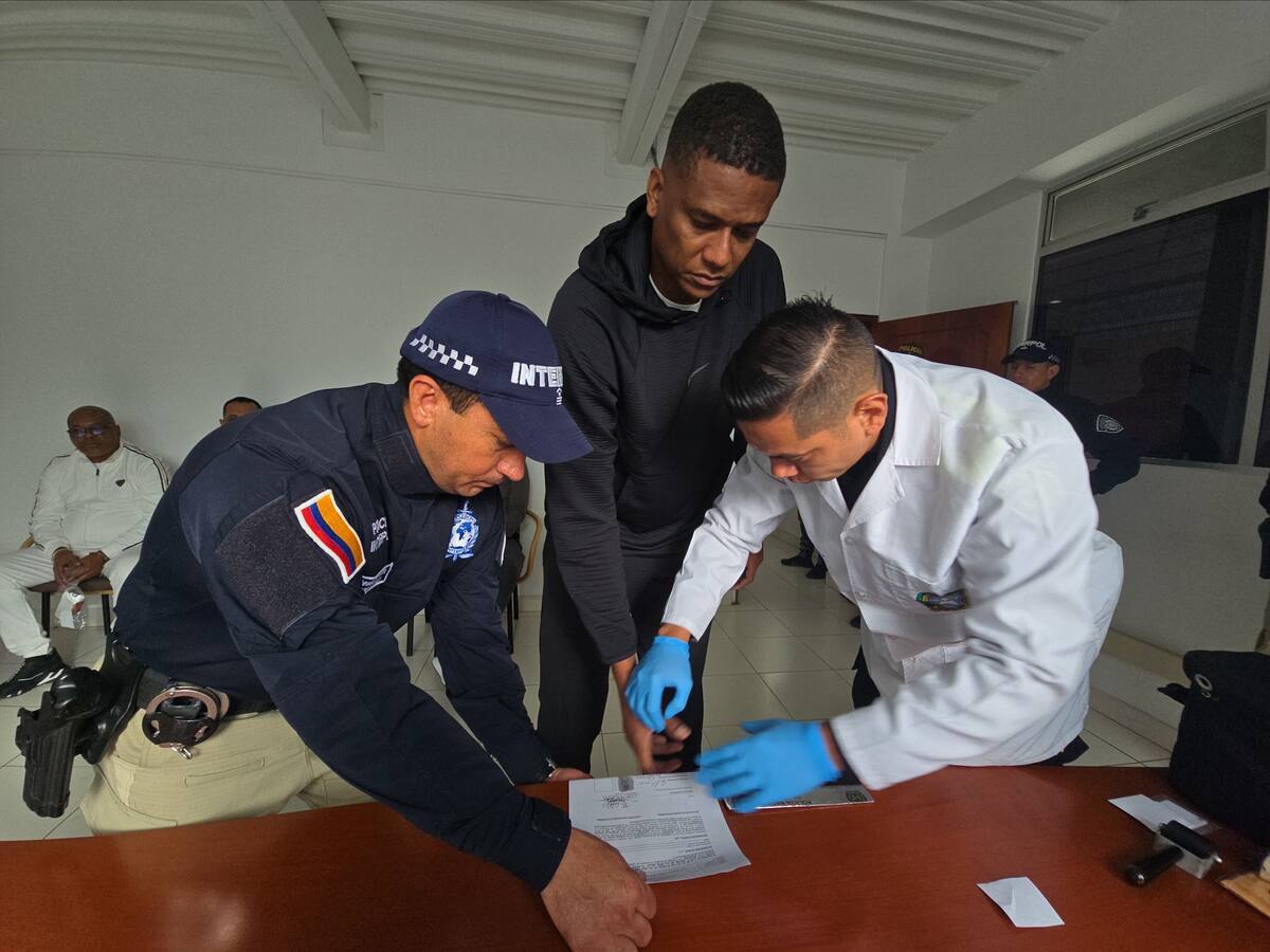Colombia extraditó a un exfutbolista, un cantante y varios hombres cercanos a ‘Chiquito Malo’