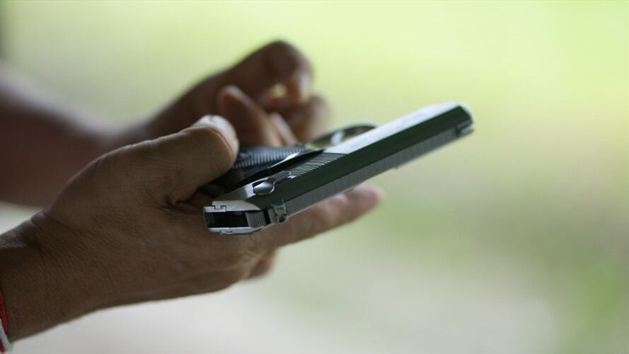 El consejero presidencial para la Seguridad Nacional, Rafael Guarín, aseguró que es indispensable regular las armas traumáticas. Foto: Getty Images / SKAMAN306
