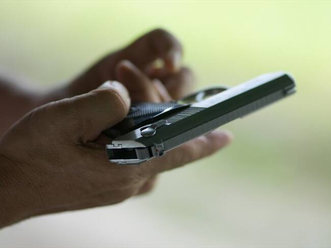 El consejero presidencial para la Seguridad Nacional, Rafael Guarín, aseguró que es indispensable regular las armas traumáticas. Foto: Getty Images / SKAMAN306