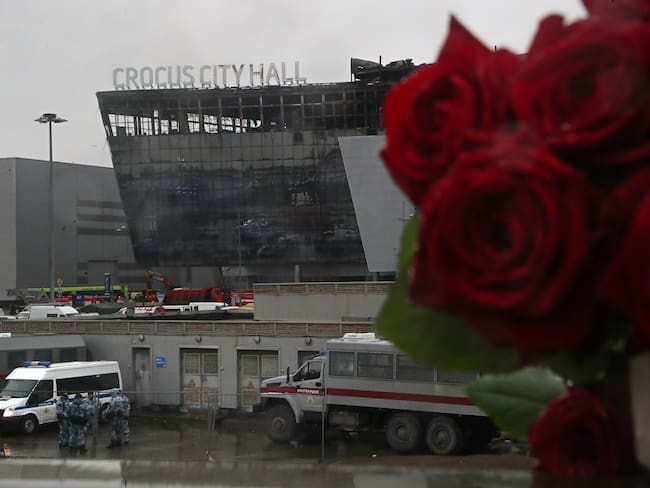 Moscow (Russian Federation), 24/03/2024.- Flowers are laid at the Crocus City Hall concert venue following a terrorist attack in Krasnogorsk, outside Moscow, Russia, 24 March 2024. Russia started a day of national mourning for the victims of the terrorist attack in Crocus City Hall in Krasnogorsk. On 22 March, a group of gunmen attacked the Crocus City Hall in the Moscow region, Russian emergency services said. According to the latest data from the Russian Investigative Committee, 152 people died and more than 100 were hospitalized. (Terrorista, Atentado terrorista, Rusia, Moscú) EFE/EPA/MAXIM SHIPENKOV