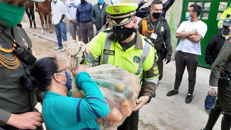 Seccional de Transporte junto a comerciantes de Corabastos distribuyen productos de primera necesidad. Foto: Cortesía