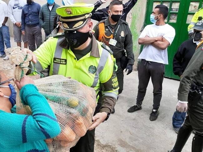 Seccional de Transporte junto a comerciantes de Corabastos distribuyen productos de primera necesidad. Foto: Cortesía