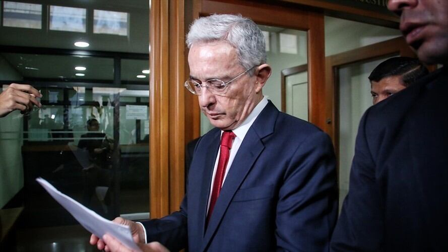 La Fiscalía busca legalizar pruebas dentro de la investigación que se adelanta contra Álvaro Uribe por supuesta manipulación de testigos. Foto: Colprensa / CAMILA DÍAZ
