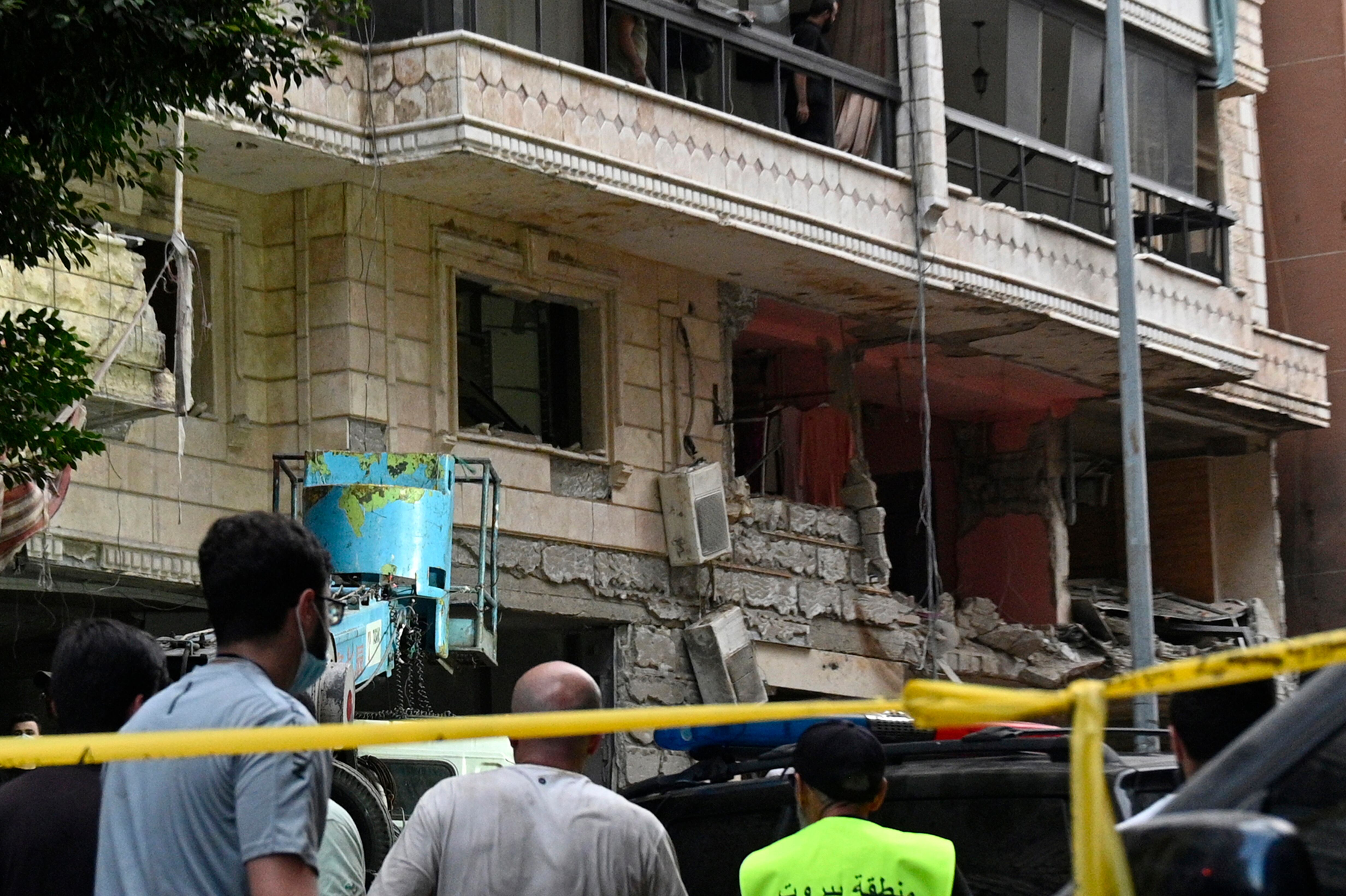 Edificio residencial afectado por los bombardeos israelís en Beirut. Foto: EFE/EPA/WAEL HAMZEH.