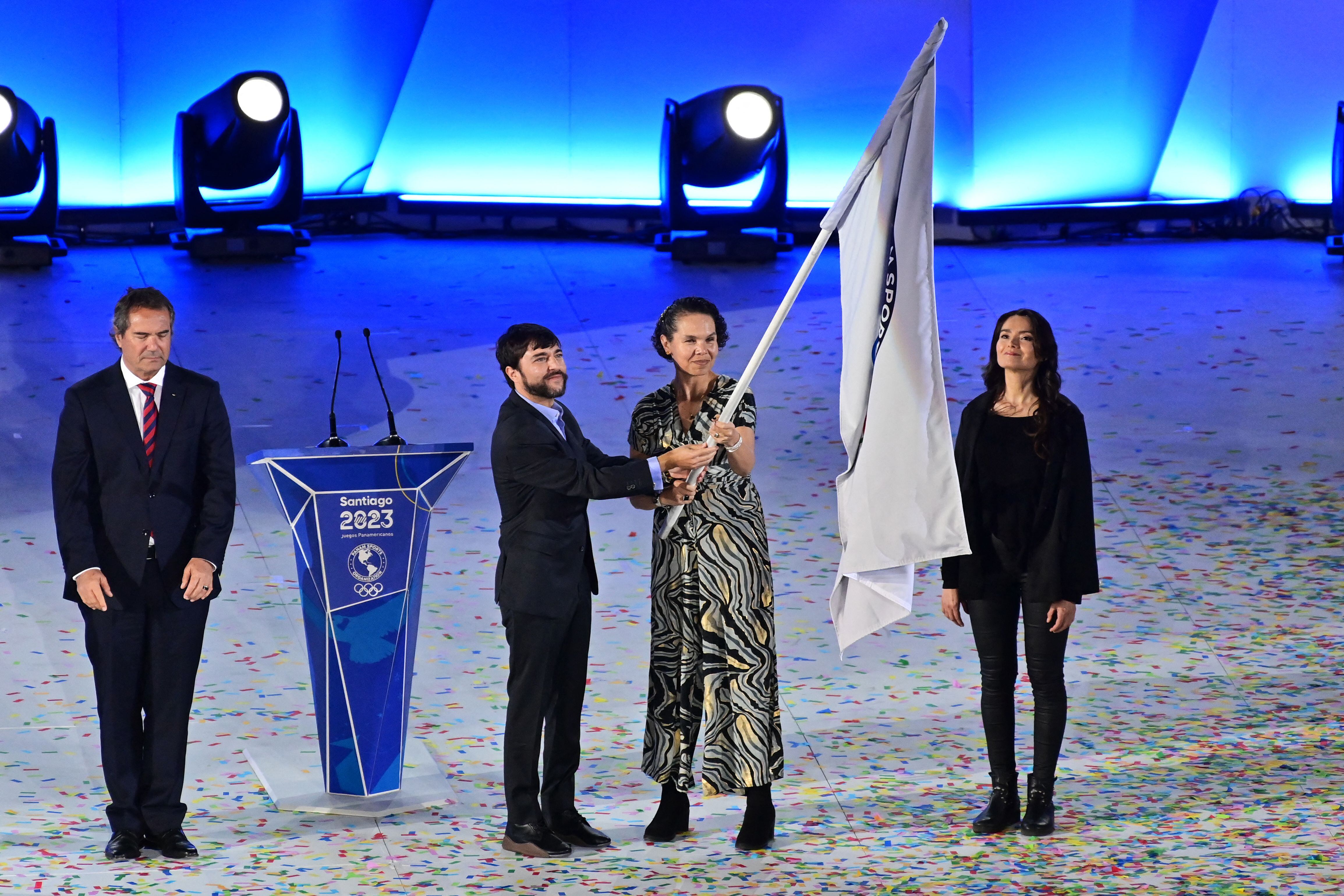 Jaime Pumarejo (izq.) y la ministra Astrid Rodriguez (der.). (Photo by Pablo VERA / AFP) (Photo by PABLO VERA/AFP via Getty Images)