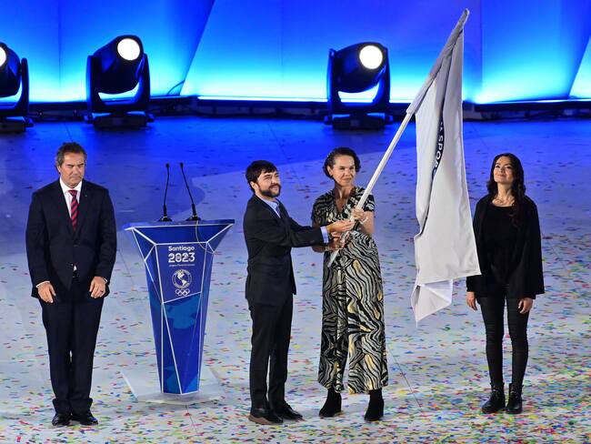 Jaime Pumarejo (izq.) y la ministra Astrid Rodriguez (der.). (Photo by Pablo VERA / AFP) (Photo by PABLO VERA/AFP via Getty Images)