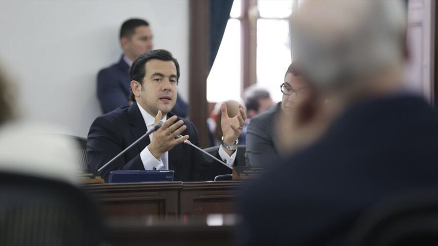 Rodrigo Lara viajó a Campo Alegre, Pitalito y Gigante, donde constató que las obras de vivienda gratuita en esos municipios estaban abandonadas. Foto: Colprensa