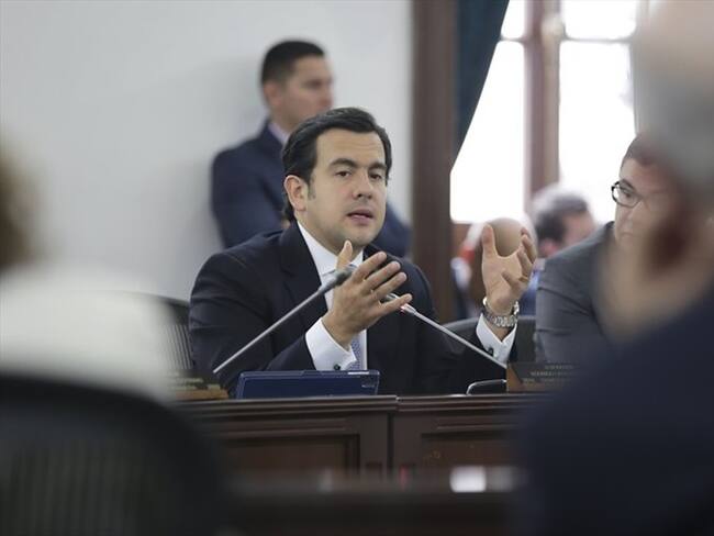 Rodrigo Lara viajó a Campo Alegre, Pitalito y Gigante, donde constató que las obras de vivienda gratuita en esos municipios estaban abandonadas. Foto: Colprensa