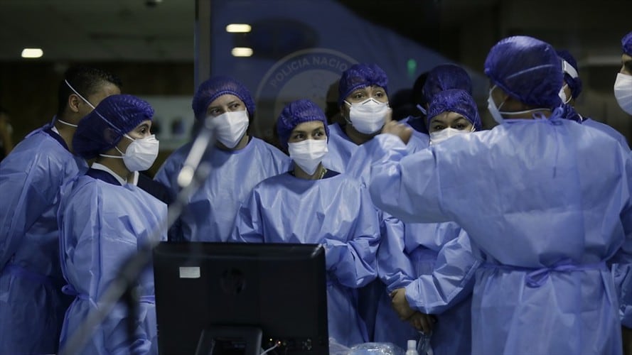 Claudia Benavides, enfermera de la Unidad de Cuidados Intensivos de la Clínica Colombia, fue la primera vacunada en Bogotá. Foto: Colprensa / MARIANO VIMOS