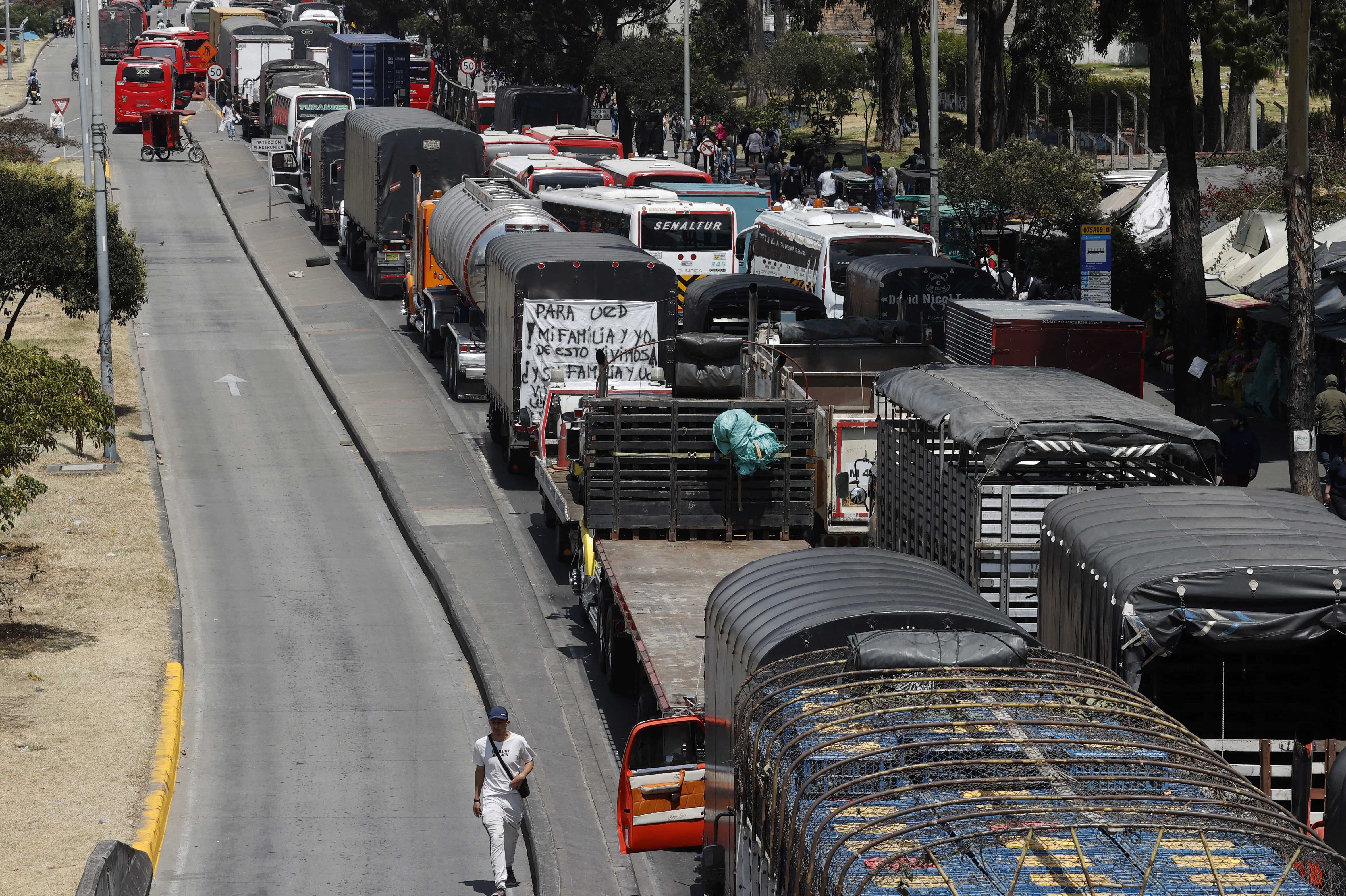 Transportadores bloquean con sus vehículos una calle durante una manifestación este miércoles en Bogotá. Foto: EFE/Mauricio Dueñas Castañeda.