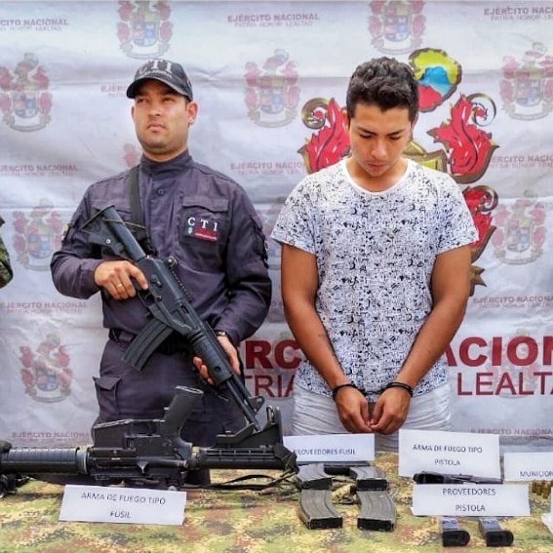 David Esteban Álvarez fue enviado a la cárcel por el delito de fabricación, tráfico, porte o tenencia de armas de fuego, accesorios, parte o municiones de uso de las Fuerzas Armadas. Crédito: Fiscalía General de la Nación. 