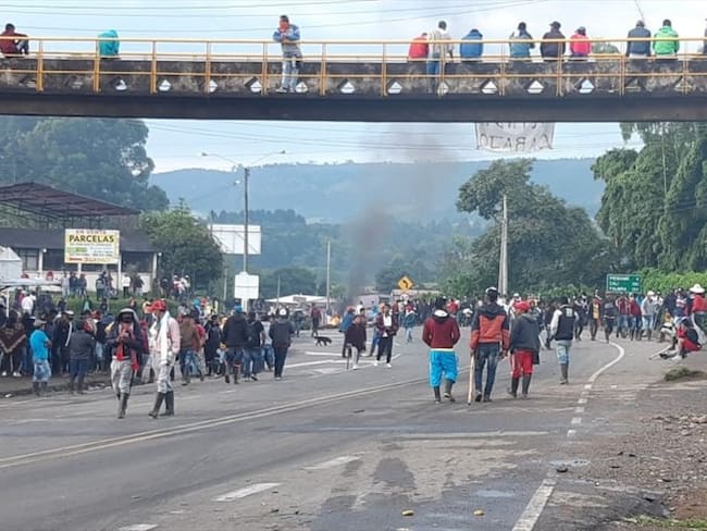 Las comunidades que participan en el paro permitirán el paso de los vehículos con los insumos médicos. Foto: Cortesía: Carlos Arces