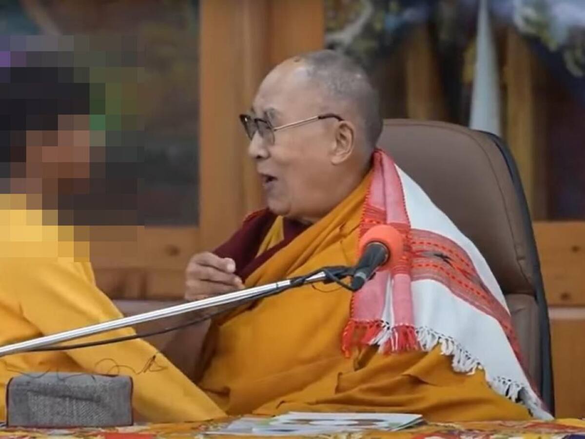 Polémica: Dalai Lama besó a un niño en un acto público