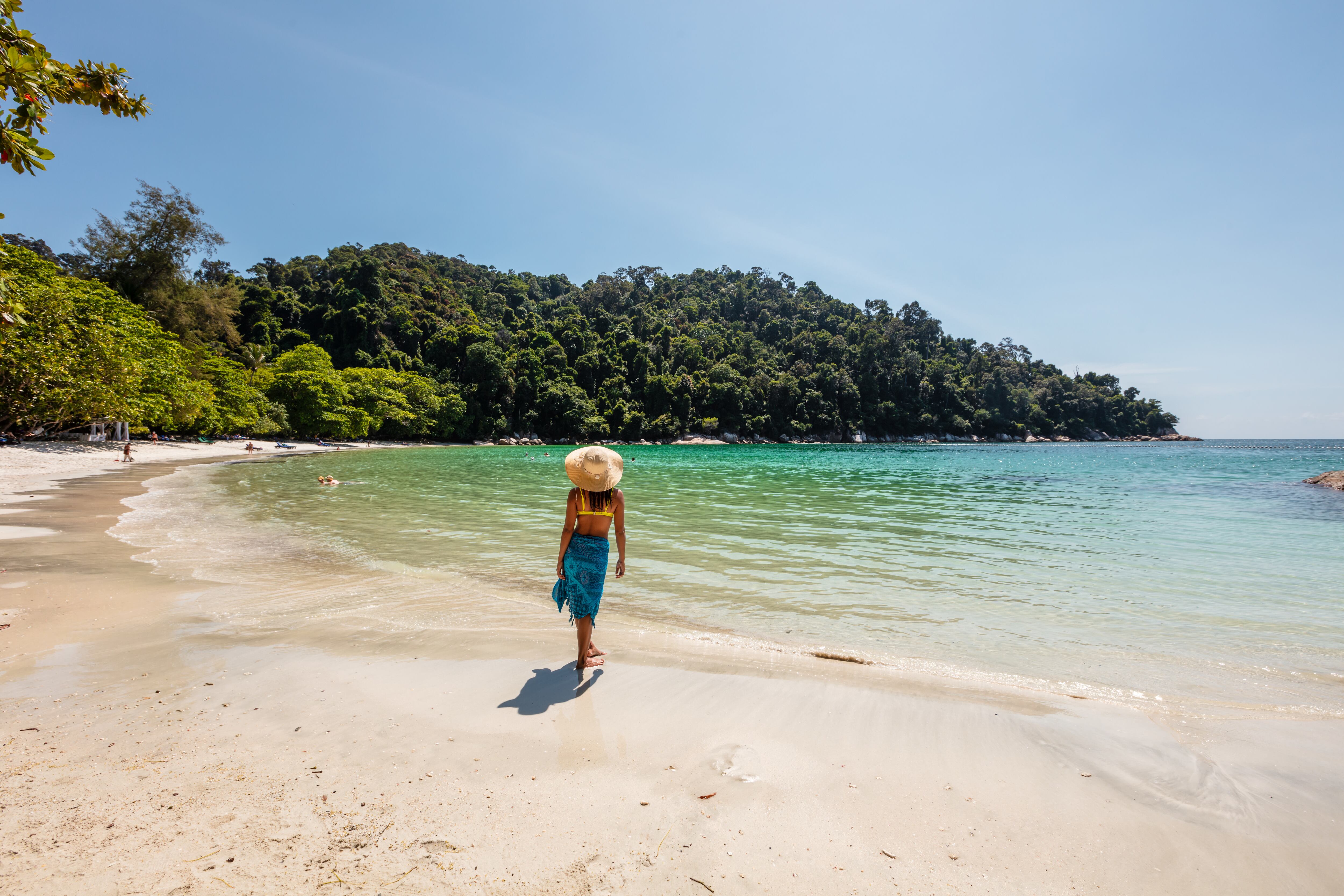 Imagen de referencia mujer caminando por una playa / Foto: GettyImages