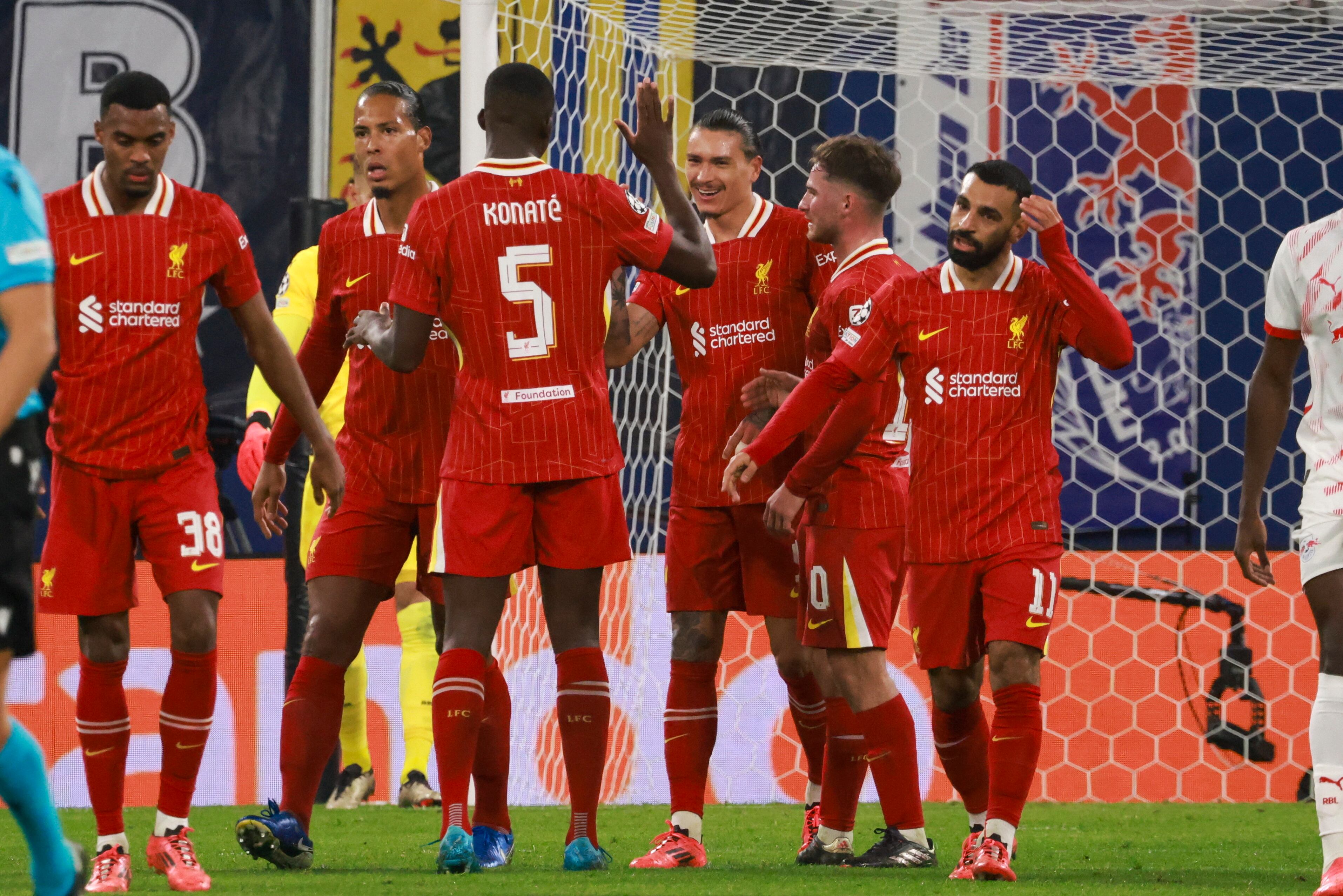 Leipzig (Germany), 23/10/2024.- Darwin Nunez of Liverpool (C) celebrates with teammates after scoring the 0-1 goal during the UEFA Champions League match of Leipzig against Liverpool in Leipzig, Germany, 23 October 2024. (Liga de Campeones, Alemania) EFE/EPA/CLEMENS BILAN