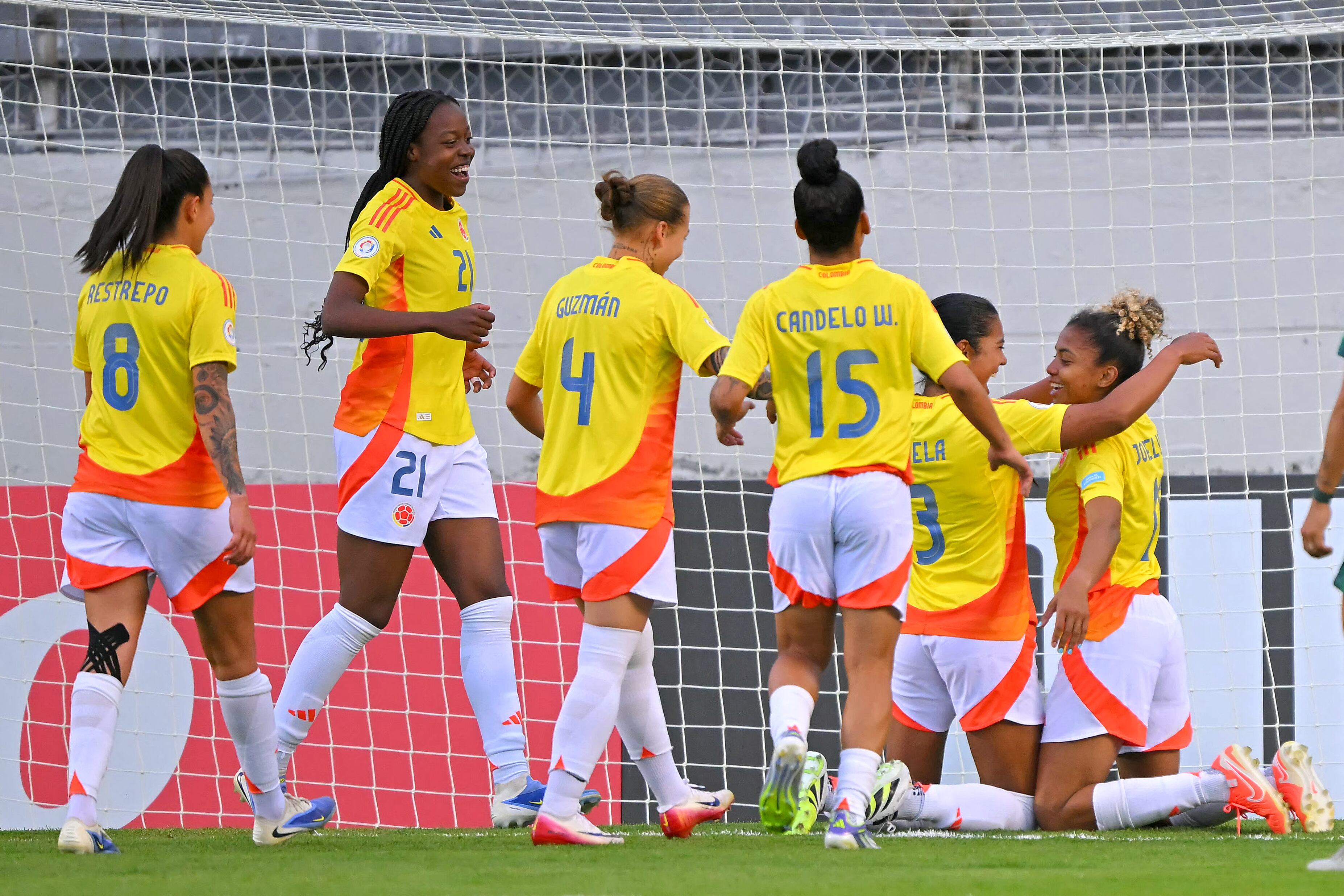 Colombia celebra un gol ante Bolivia en la Copa América Femenina 2025. FOTO: RODRIGO BUENDÍA/AFP vía Getty Images