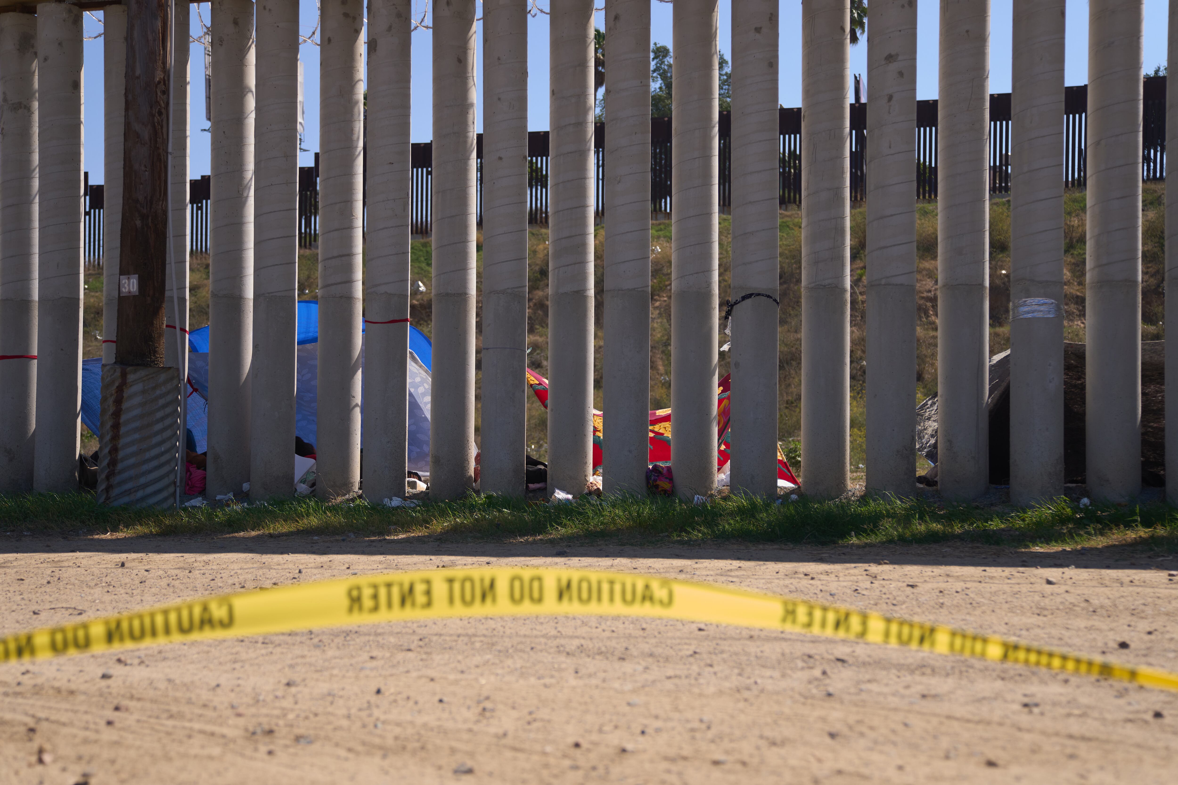 Migrantes en la frontera estadounidense. Foto: EFE/EPA/ALLISON DINNER