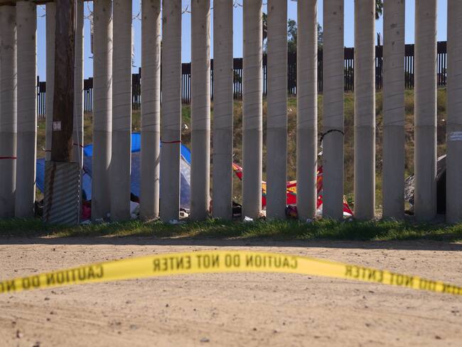 Migrantes en la frontera estadounidense. Foto: EFE/EPA/ALLISON DINNER