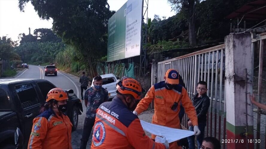 Aparatoso accidente se registró en Anserma, Caldas. Foto: Enviada desde la Defensa Civil de Anserma, Caldas.