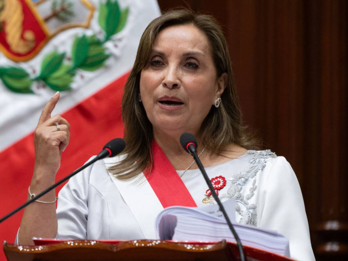 Presidencia de Dina Boluarte en Perú, en riesgo tras polémica por operación de nariz