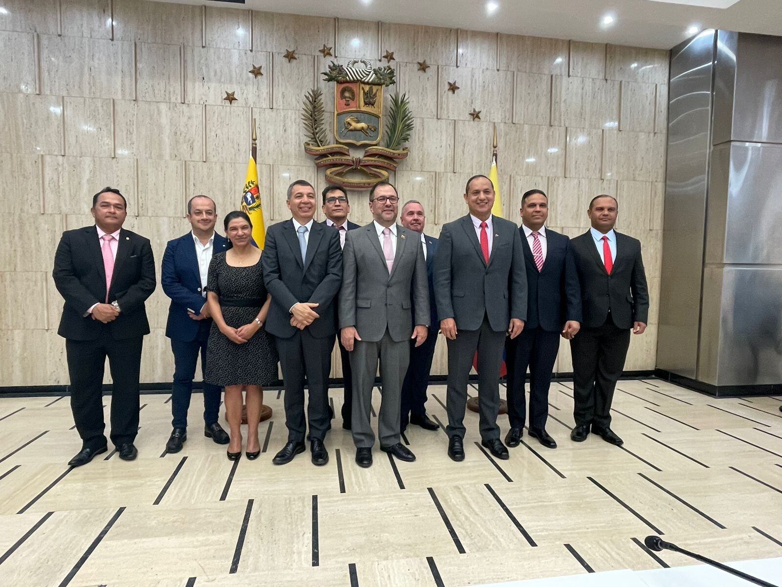 Ministros de Transporte de Colombia, William Camargo, y de Venezuela, Ramón Velásquez, junto a funcionarios de ambos gobiernos. Foto: embajada de Colombia en Venezuela.