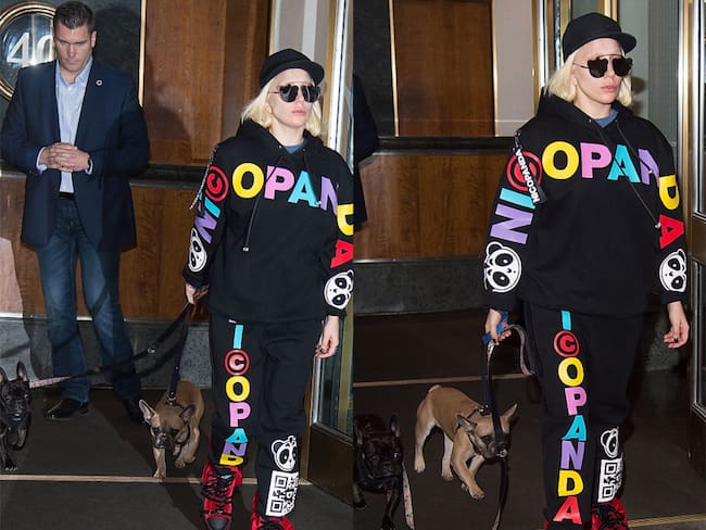 Lady Gaga con sus bulldog frances Asia y Koji. Foto: Getty Images