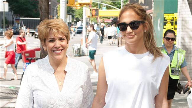 La madre de Jennifer Lopez, Guadalupe Rodríguez, ha demostrado ser su fan número uno. Desde que la diva del Bronx iniciara su residencia de conciertos en Las Vegas a principios del año pasado, su prog. Foto: Bang Media