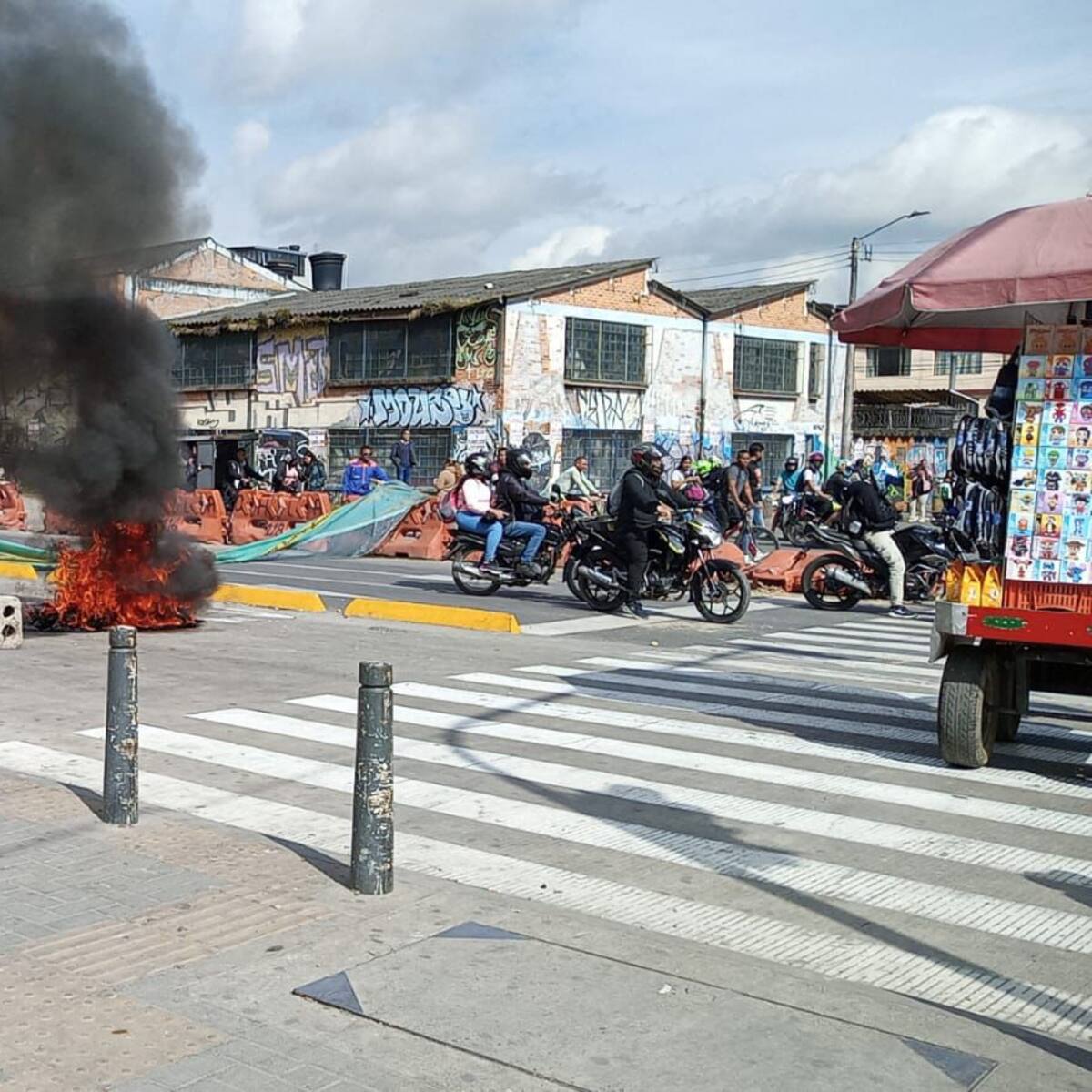 Bicitaxistas inician paro en Bogotá: bloquean el tránsito en el occidente de la ciudad