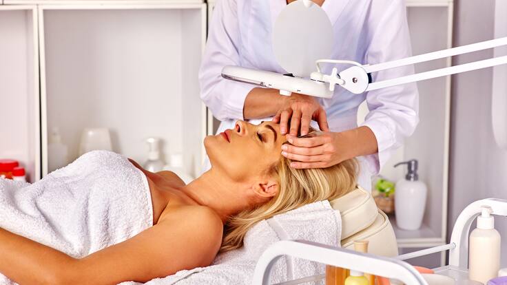 ¿Cómo se hace un levantamiento de cejas? Médica explicó la cirugía