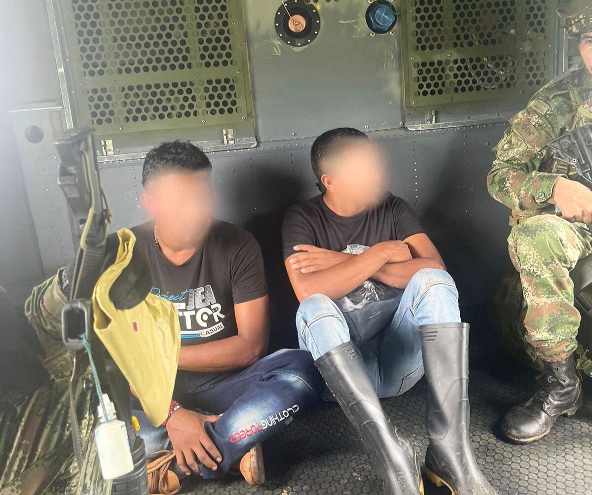 Capturan a dos hombres que habrían participado en ataque que dejó 5 soldados muertos. Foto: Ejército Nacional. 