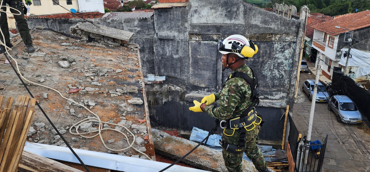 Ingenieros militares apoyan tras emergencia en Charalá, Santander por vendaval. Foto: Suministrada