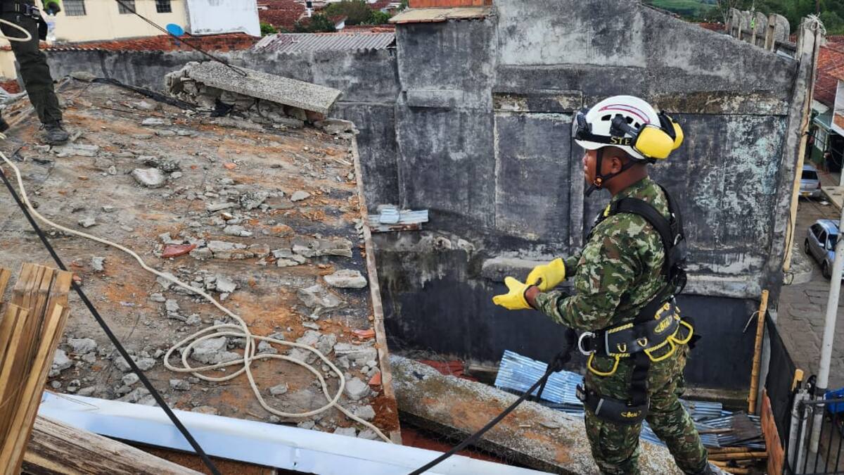 Ingenieros militares apoyan tras emergencia en Charalá, Santander por vendaval