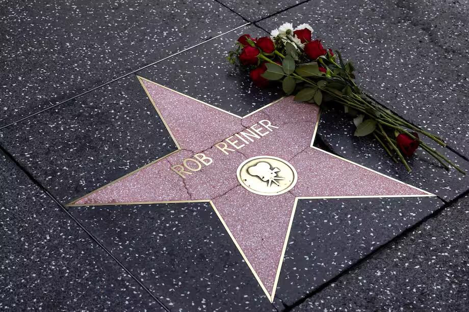 Flores depositadas junto a la estrella del fallecido cineasta estadounidense Rob Reiner en el Paseo de la Fama de Hollywood. FOTO: EFE/TED SOQUI