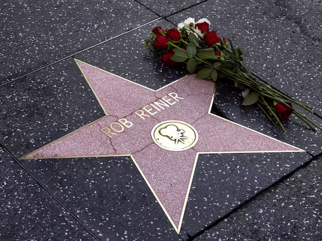 Flores depositadas junto a la estrella del fallecido cineasta estadounidense Rob Reiner en el Paseo de la Fama de Hollywood. FOTO: EFE/TED SOQUI