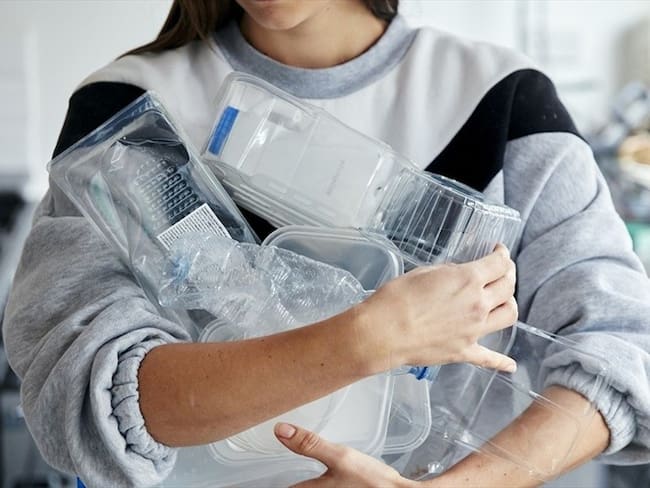 El representante Juan Carlos Losada y el presidente de Acoplásticos hablaron en Sigue La W sobre la prohibición de estos elementos. . Foto: Getty Images