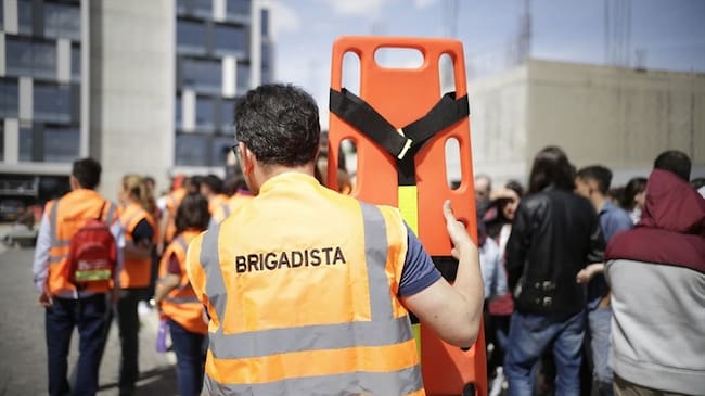 Este ejercicio busca preparar a los ciudadanos para posibles situaciones de emergencia en sus hogares, colegios o lugares de trabajo. Foto: Colprensa / SERGIO ACERO