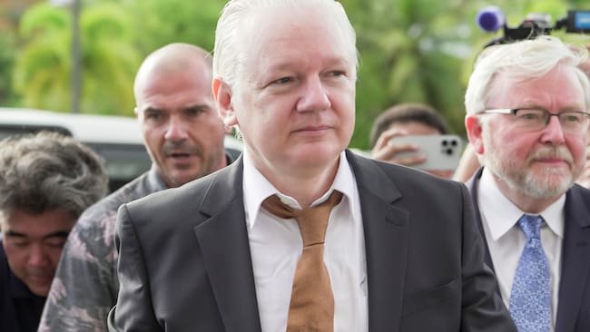 Saipan (United States), 26/06/2024.- WikiLeaks founder Julian Assange arrives at United States District Court for the Northern Mariana Islands on the island of Saipan in the Northern Mariana Islands, a commonwealth of the United States, 26 June 2024. According to court filings, US prosecutors said they anticipate Assange will plead guilty to the criminal count of conspiring to obtain and disclose classified documents relating to the national defense of the United States. A statement posted by WikiLeaks on the social media platform 'X' said Assange was freed from Belmarsh maximum security prison in the United Kingdom on the morning of 24 June, after having spent 1,901 days there. His wife Stella confirmed on X that 'Julian is free' and thanked supporters. (Marianas del Norte, Reino Unido, Estados Unidos) EFE/EPA/SAMANTHA SALAMON