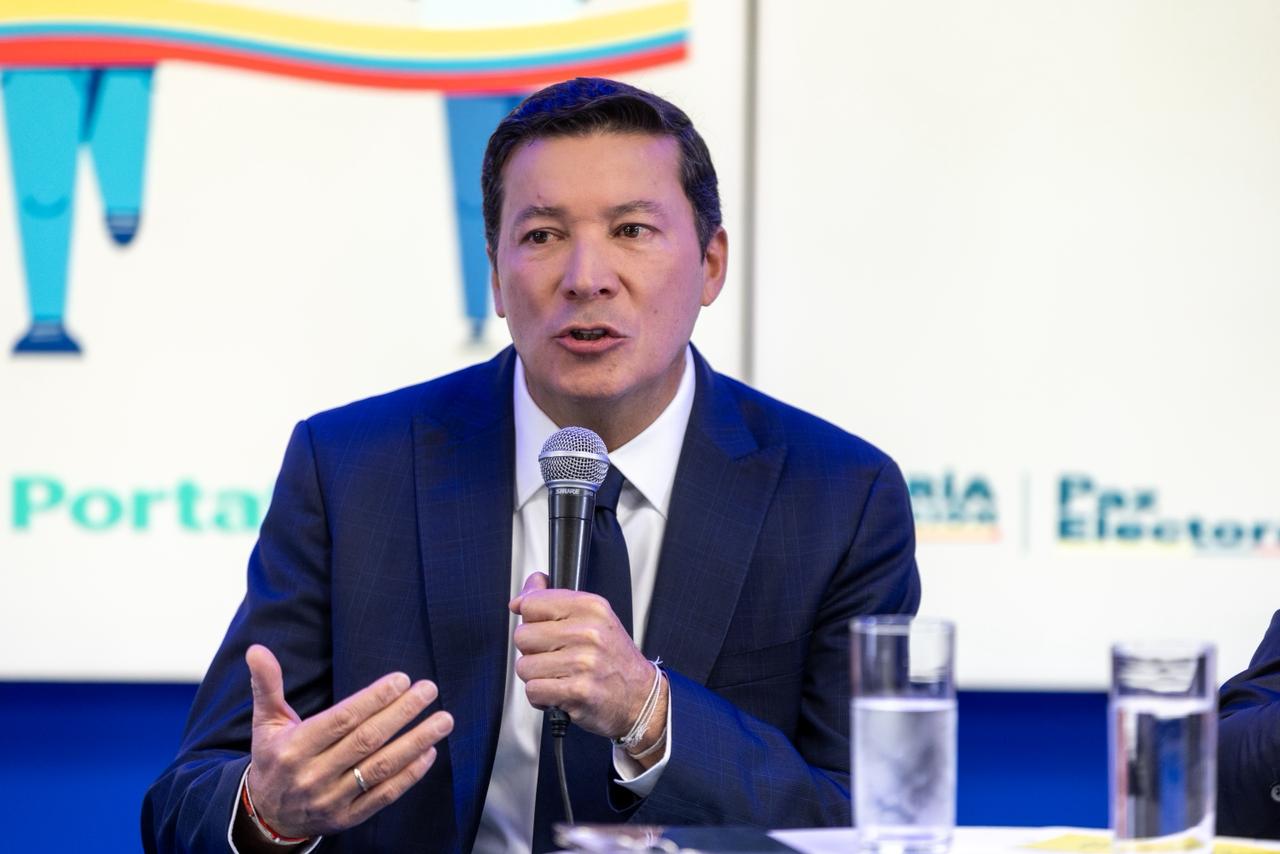 Registrador habla de consulta del Pacto y lanza pulla a Petro por Constituyente