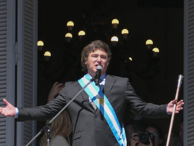 “Fenómeno de la derecha es peligroso para la democracia”: exministro por medidas de Milei