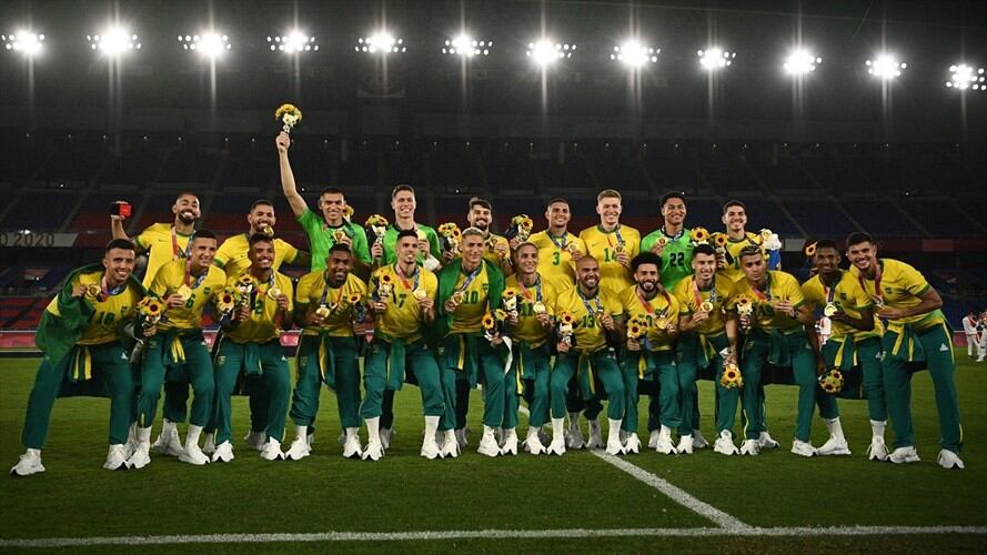 al equipo brasileño de fútbol por no usar uniforme olímpico en podio. Foto: ANNE-CHRISTINE POUJOULAT / AFP