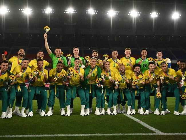 al equipo brasileño de fútbol por no usar uniforme olímpico en podio. Foto: ANNE-CHRISTINE POUJOULAT / AFP