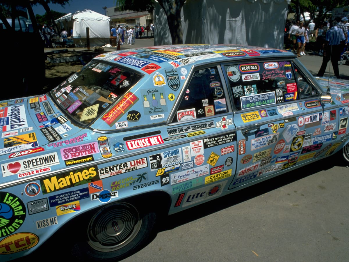 ¿Lo pueden multar por ponerle stickers a su carro? Esto dice la norma