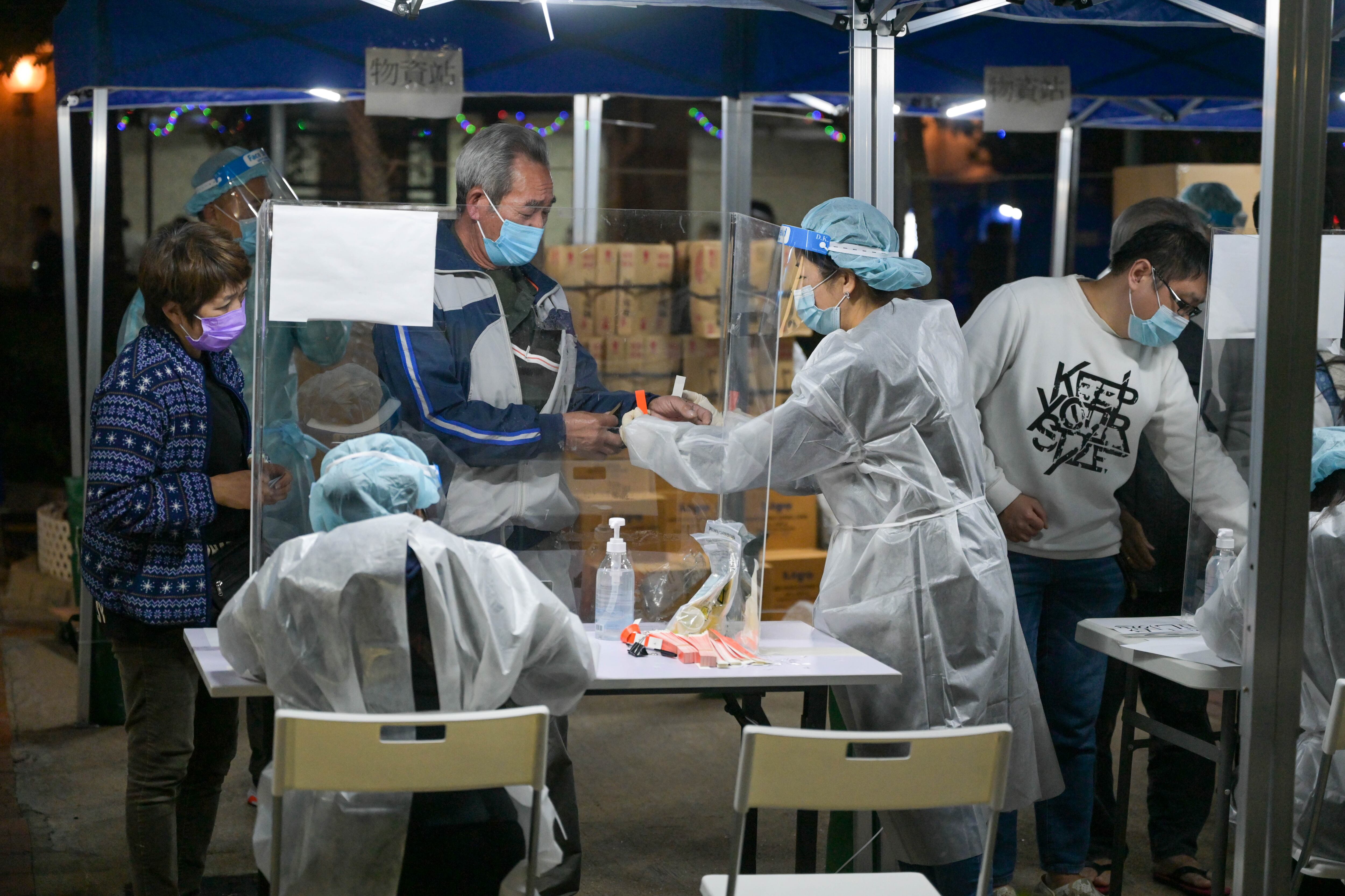 HONG KONG, CHINA - JANUARY 04: A man gets a wristband after receiving COVID-19 test at Tsui Ning Garden on January 4, 2022 in Hong Kong, China. (Photo by Chen Yongnuo/China News Service via Getty Images)
