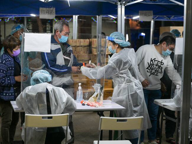 HONG KONG, CHINA - JANUARY 04: A man gets a wristband after receiving COVID-19 test at Tsui Ning Garden on January 4, 2022 in Hong Kong, China. (Photo by Chen Yongnuo/China News Service via Getty Images)