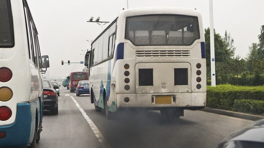 El Gobierno lanzó un plan piloto para que la ciudadanía pueda reportar vehículos "chimenea". Foto: Getty Images / BILLY HUSTACE
