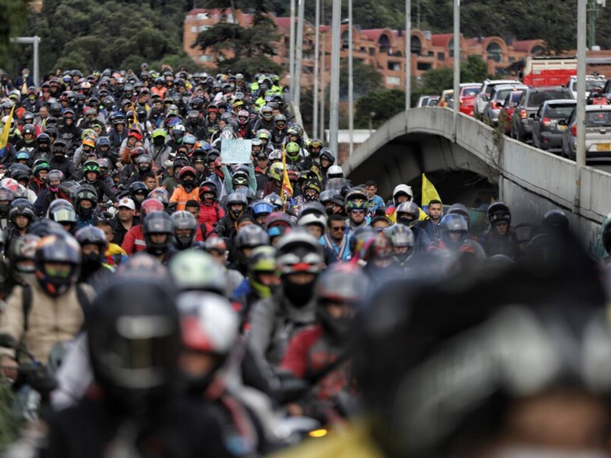 Tenga en cuenta: las medidas y los detalles que deberá tener la placa en el casco de los motociclistas en Bogotá